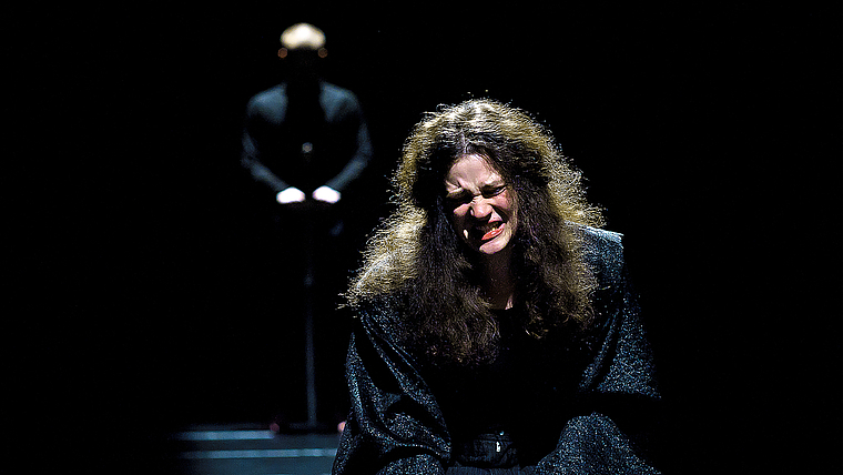 Der betende König: Claudius (Alissa Ueberwasser) lässt Hamlet (Tobias Schaller, hinten) zaudern. Foto: Thomas Brunnschweiler