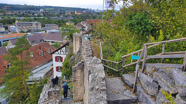 Viel ist nicht mehr übrig: Von der einst grossen Burg oberhalb Münchensteins zeugen heute nur noch Mauerreste.  Foto: Fabia Maieroni