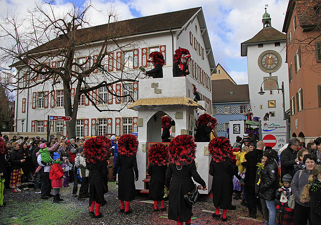 Rot Waggis vor dem Stadthaus: Von diesem Ort wussten die Laufner Fasnächtler so einiges zu berichten. Fotos: Martin Staub