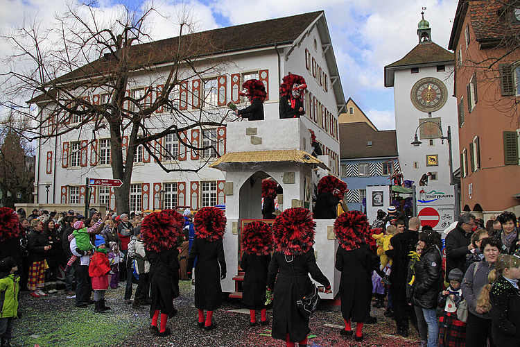 Rot Waggis vor dem Stadthaus: Von diesem Ort wussten die Laufner Fasnächtler so einiges zu berichten. Fotos: Martin Staub
