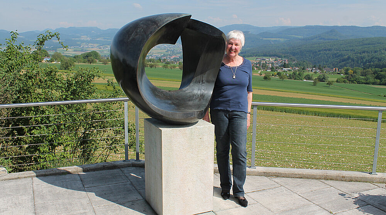 Kunstnachlassverwalterin: Britta Baumann neben dem Werk «Sphärische Form» von Folke Truedsson. Foto: Dimitri Hofer