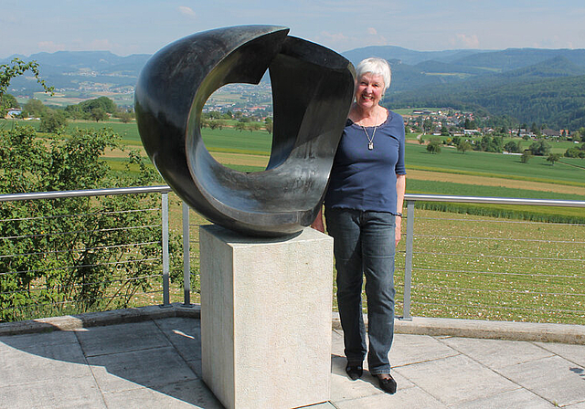 Kunstnachlassverwalterin: Britta Baumann neben dem Werk «Sphärische Form» von Folke Truedsson.   Foto: Dimitri Hofer