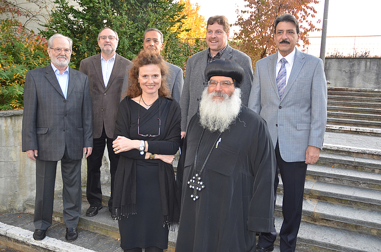 Gruppenbild mit Dame: Pfarrer Ernst Eggenschwiler, Moderator Alois Schuler, Mahmoud El Guindi, Pfarrer Tobias Fontein, Ezzat Boulos (hinten v. l.), die Muslima und Schriftstellerin Jasmin El-Sonbati und der koptische Bischof Damian Anba (vorne). Fot