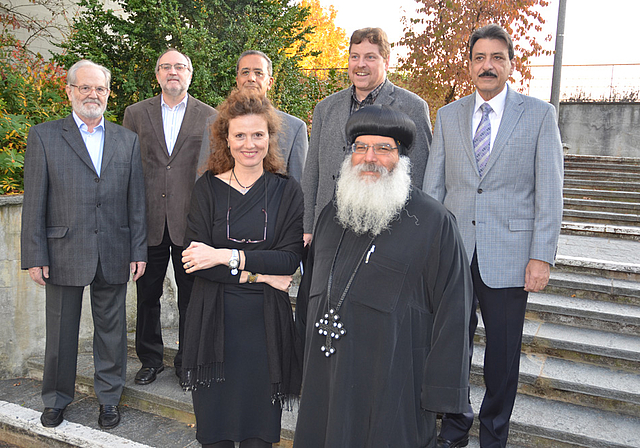 Gruppenbild mit Dame: Pfarrer Ernst Eggenschwiler, Moderator Alois Schuler, Mahmoud El Guindi, Pfarrer Tobias Fontein, Ezzat Boulos (hinten v. l.), die Muslima und Schriftstellerin Jasmin El-Sonbati und der koptische Bischof Damian Anba (vorne).  Fot