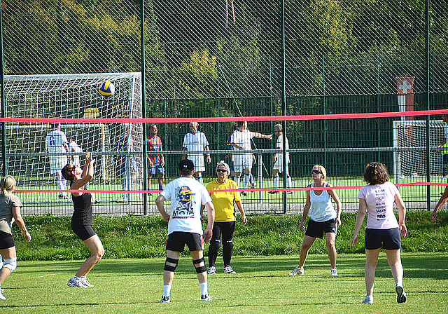 Trotz brütender Hitze: Die Volleyballerinnen gaben ihr Bestes. Foto: Heiner Leuthardt