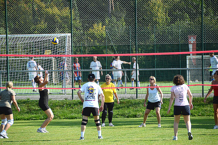 Trotz brütender Hitze: Die Volleyballerinnen gaben ihr Bestes. Foto: Heiner Leuthardt