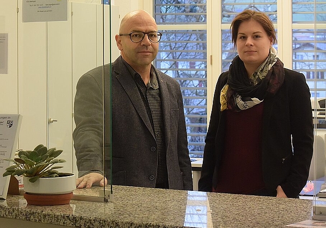  Zullwils Gemeindepräsident Roger Hänggi und Treuhänderin Sarah Stebler: Sie beantworten derzeit in Zullwil viele Fragen zu den gemeinderätlichen Vorschlägen für eine Zusammenarbeit auf Verwaltungsebene mit der Gemeinde Breitenbach. Foto: Bea A