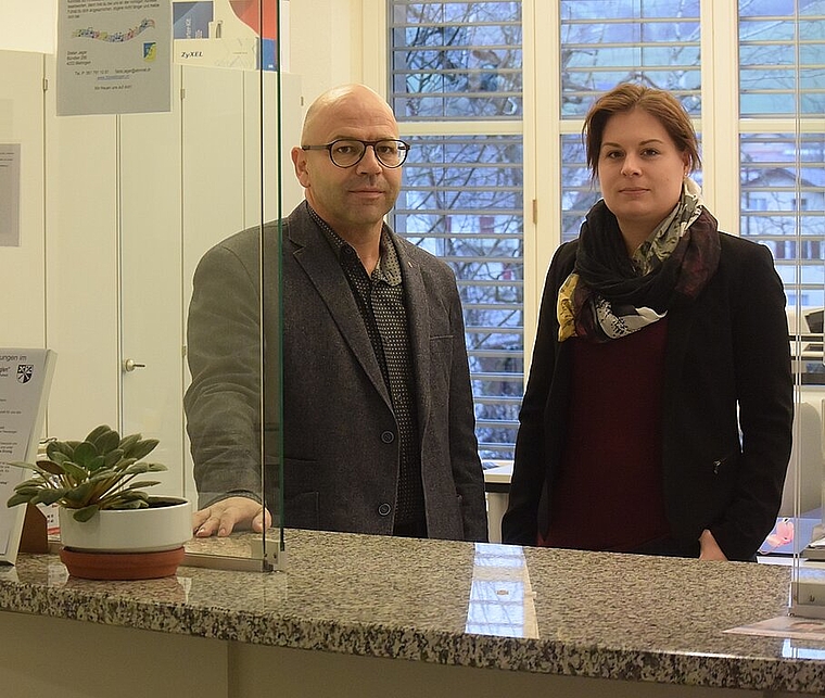 Zullwils Gemeindepräsident Roger Hänggi und Treuhänderin Sarah Stebler: Sie beantworten derzeit in Zullwil viele Fragen zu den gemeinderätlichen Vorschlägen für eine Zusammenarbeit auf Verwaltungsebene mit der Gemeinde Breitenbach. Foto: Bea A