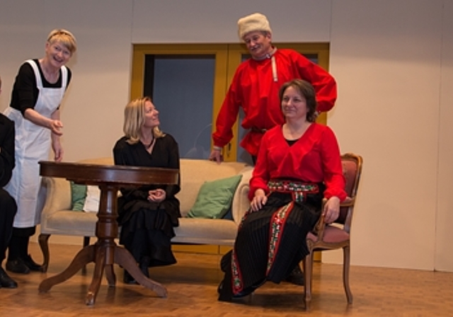 Bereit für spannende Theaterabende: Die Theatergruppe Blauen, unter andern mit (v.l.) Markus Neuenschwander, Theres Wiggenhauser, Pia Cueni, Bruno Frossard und Géraldine Köbberich. Fotos: Martin Staub