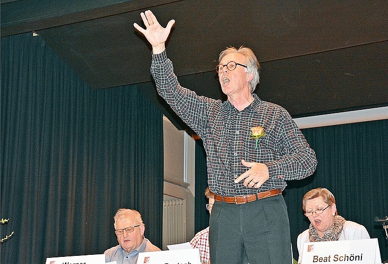 Voller Einsatz: Der geehrte Dirigent Robert Flury gibt für den Schlussgesang des ganzen Saals nochmals alles. Fotos: Roland Bürki