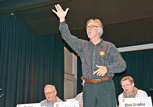 Voller Einsatz: Der geehrte Dirigent Robert Flury gibt für den Schlussgesang des ganzen Saals nochmals alles. Fotos: Roland Bürki