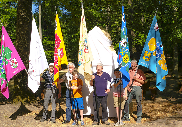 Enthüllung des verspäteten riesigen «Ostereis» steht bevor: Peter Ackermann (Männerriege), Gemeinderat Bruno Theiler, Colin, alt Bürgergemeindepräsident Peter Meyer, Marc, Bürgerrat Peter Nebel (v. l.).  Foto: Thomas Brunnschweiler