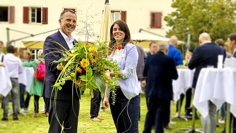 Freuen sich auf die weitere Zusammenarbeit: Stefan Biedermann, Leiter Wochenzeitungen, und Fabia Maieroni, neue Redaktionsleiterin. Foto Raphi Schoene