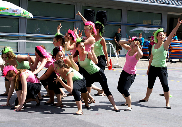 Pfiffige Gymnastikübung: Turnerinnen des TV Liesberg.   Foto: Jürg Jeanloz