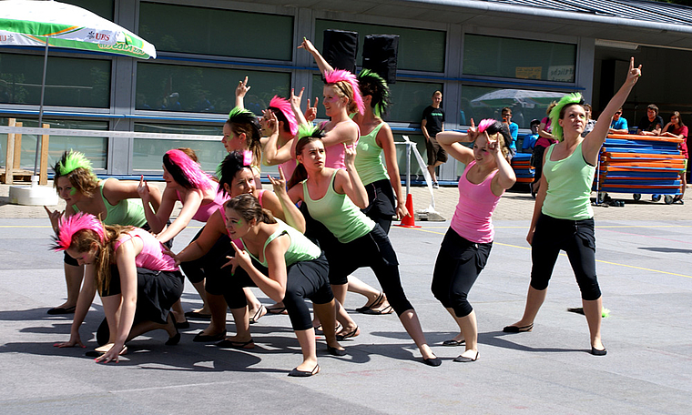 Pfiffige Gymnastikübung: Turnerinnen des TV Liesberg.   Foto: Jürg Jeanloz
