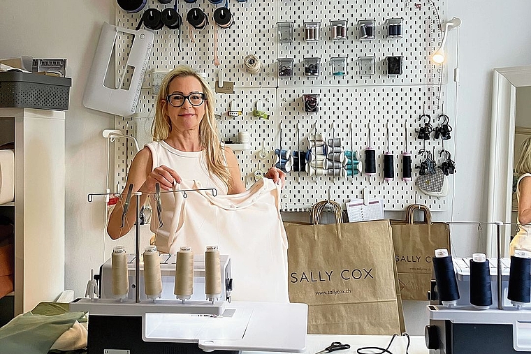 Setzt auf Handarbeit: die Yogalehrerin Sally Cox in ihrem Atelier in Arlesheim. Foto: Désirée Bellwald
