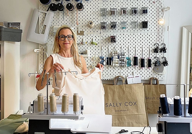 Setzt auf Handarbeit: die Yogalehrerin Sally Cox in ihrem Atelier in Arlesheim. Foto: Désirée Bellwald