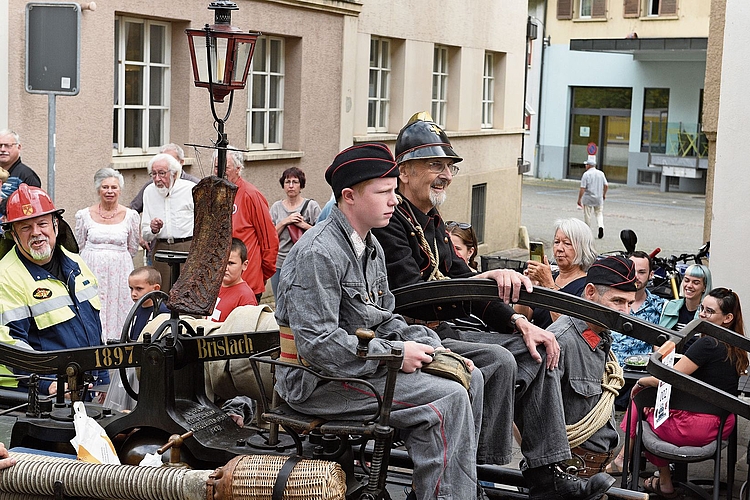 Parade: Auch die Brislacher Handdruckspritze sorgt für Begeisterung. Fotos: Michael Meury Parade: Auch die Brislacher Handdruckspritze sorgt für Begeisterung. Fotos: Michael Meury