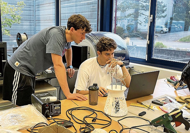 Tüfteln an einer LED-Blume, die ihre Blüten öffnen und schliessen kann: Sven und Marlon nutzen dafür die neuen Räumlichkeiten der Freizeitwerkstatt der Jugendarbeit Solothurnisches Leimental in Bättwil.  Foto: Bea Asper