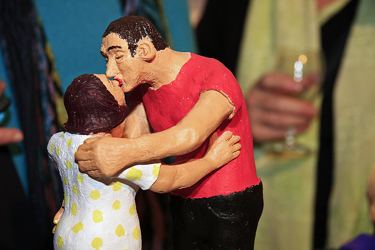 Aufgefallen: Die bemalten Tonfiguren von Claudia Schorno zeigen Alltagsszenen mit feinem Humor. Foto: Edmondo Savoldelli