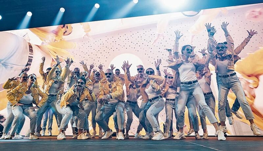 Professionell einstudierte Choreografien: Die sieben Jahrzehnte wurden von unterschiedlichen Niederlassungen von Endress+Hauser umgesetzt. Foto: Marc Gilgen