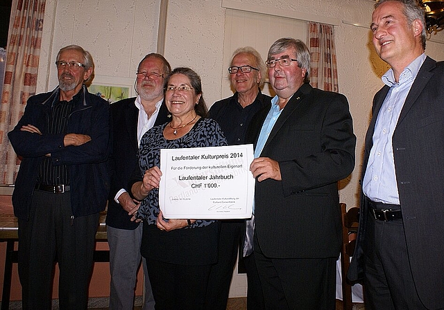 Übergabe des Stiftungspreises: v.l. Stiftungsmitglied Franz Hueber, Pierre Gürtler, Christina Borer-Hueber, Gerhard Vitt, Bernhard Bucher und Stiftungspräsident Urs Hofer.Foto: Jürg Jeanloz