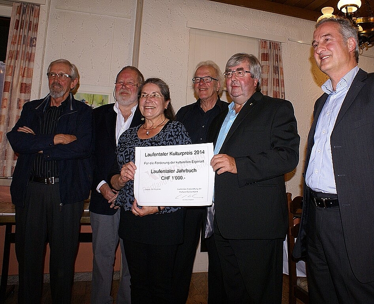 Übergabe des Stiftungspreises: v.l. Stiftungsmitglied Franz Hueber, Pierre Gürtler, Christina Borer-Hueber, Gerhard Vitt, Bernhard Bucher und Stiftungspräsident Urs Hofer.Foto: Jürg Jeanloz