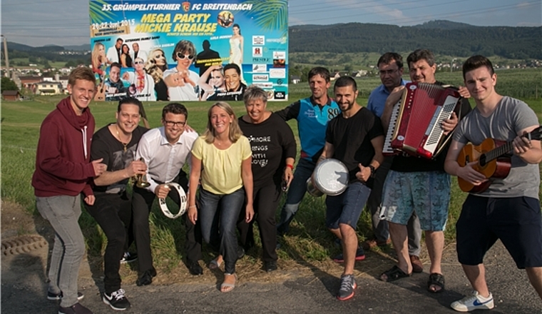 Das OK spielt sich ein: (v.l.) Lukas Wyss, Voluntär, Mimmo Esteriore, Unterhaltung, Tobi Dalhäuser, Spielbetrieb, Regina Renz, Finanzen, Veronika Karrer, OK-Präsidentin, Pascal Jeger, Bauchef, Giovanni Scalinci, Spielbetrieb, Andy Krug, Einsatzpla