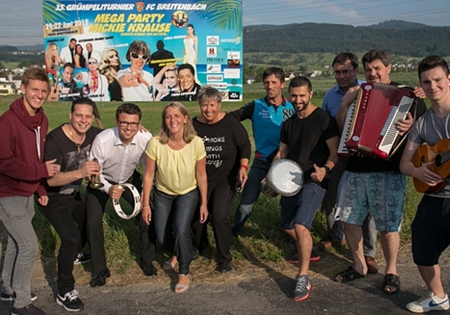 Das OK spielt sich ein: (v.l.) Lukas Wyss, Voluntär, Mimmo Esteriore, Unterhaltung, Tobi Dalhäuser, Spielbetrieb, Regina Renz, Finanzen, Veronika Karrer, OK-Präsidentin, Pascal Jeger, Bauchef, Giovanni Scalinci, Spielbetrieb, Andy Krug, Einsatzpla