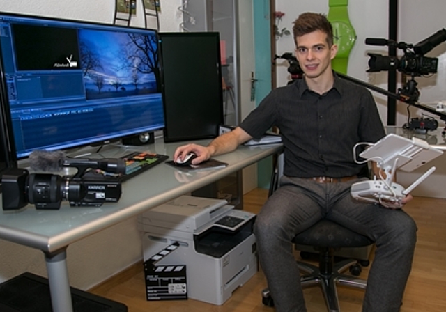 Budenführer: Sandro Karrer ist bestens ausgerüstet für alle filmischen Wünsche. Foto: Martin Staub
