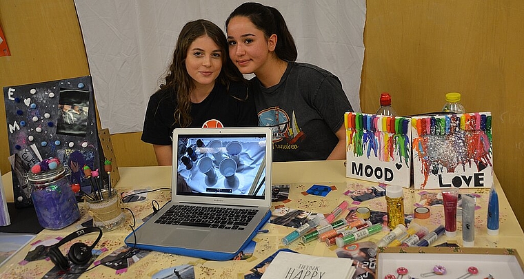 <em>Tumblr Dekorationen: </em>Martina (l.) und Elvan zeigen in fünf filmischen Sequenzen (Tutorials), wie man ihre selbst kreierten, originellen Dekos herstellen kann Foto: Roland Bürki