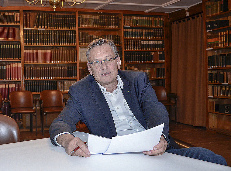 Post von der Bauverwaltung: Lorenz Altenbach, Präsident der Stiftung Kloster Dornach, nimmt zur Kenntnis, dass sämtliche Einsprachen gegen den Klosterumbau entweder zurückgezogen oder abgelehnt wurden. Foto: Thomas Kramer