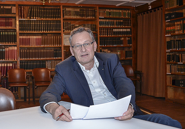 Post von der Bauverwaltung: Lorenz Altenbach, Präsident der Stiftung Kloster Dornach, nimmt zur Kenntnis, dass sämtliche Einsprachen gegen den Klosterumbau entweder zurückgezogen oder abgelehnt wurden.  Foto: Thomas Kramer