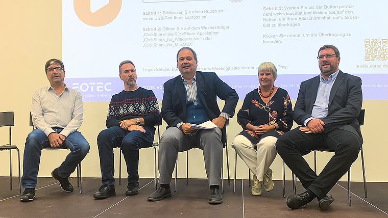 Podium (v. l.): Markus Huber (SP), Urs König (CVP), Bojan Stula, Marie-Therese Müller (BDP) und René Meier (GLP) beleuchteten das Thema Kabelnetz aus verschiedenen Blickwinkeln.  Foto: Caspar Reimer