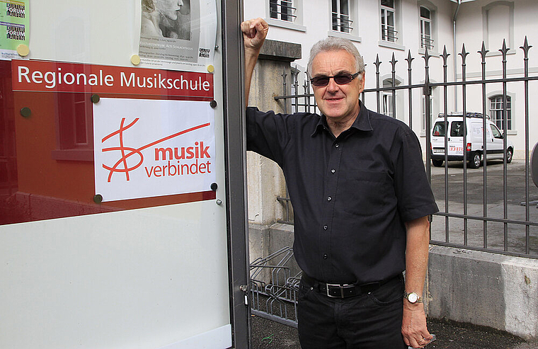 Ungebremst ins letzte Jahr: Schulleiter Isidor Lombriser präsentiert das einladende Logo, entworfen von Alberto Jeger, zum Themenjahr «Musik verbindet». Foto: Martin Staub