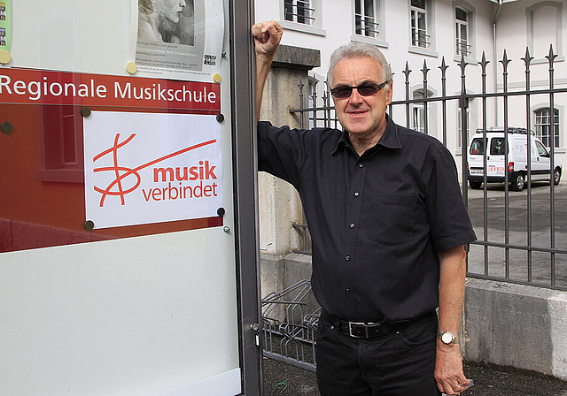 Ungebremst ins letzte Jahr: Schulleiter Isidor Lombriser präsentiert das einladende Logo, entworfen von Alberto Jeger, zum Themenjahr «Musik verbindet».  Foto: Martin Staub