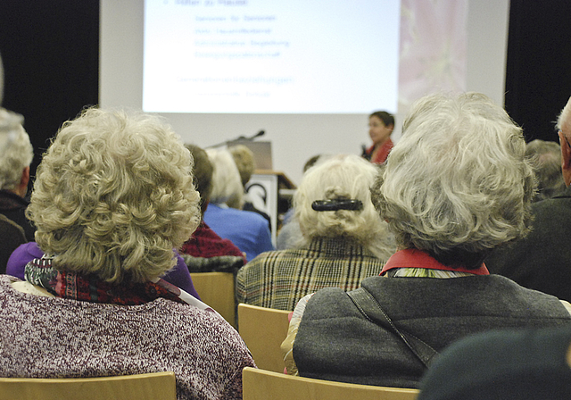 Grosses Interesse: Seniorinnen und Senioren lauschen den Ausführungen von Ida Boos, Geschäftsleiterin von Pro Senectute Kanton Solothurn.  Foto: Thomas Brunnschweiler
