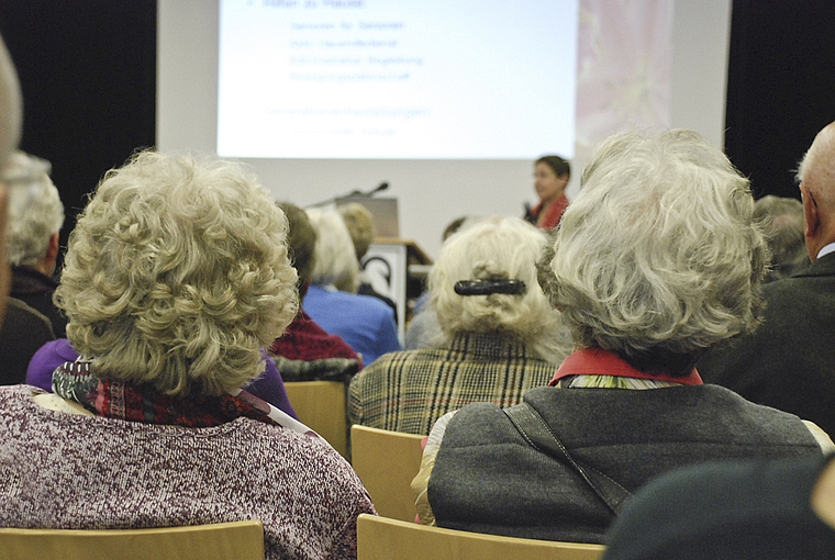 Grosses Interesse: Seniorinnen und Senioren lauschen den Ausführungen von Ida Boos, Geschäftsleiterin von Pro Senectute Kanton Solothurn. Foto: Thomas Brunnschweiler