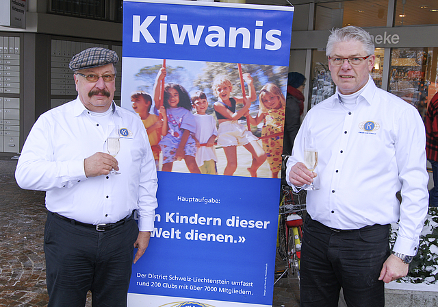 Trotzten der Kälte: Rolf Saladin und Bruno Schnellmann, Vorstandsmitglieder von Kiwanis Dornach.  Foto: Oliver Sterchi