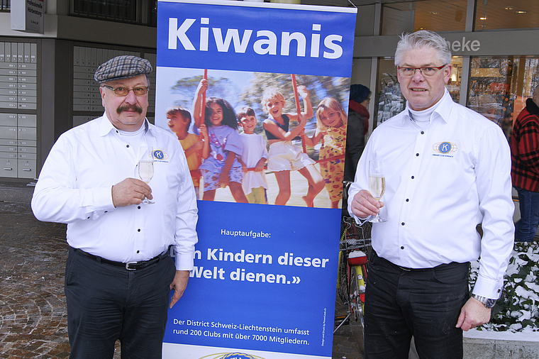 Trotzten der Kälte: Rolf Saladin und Bruno Schnellmann, Vorstandsmitglieder von Kiwanis Dornach. Foto: Oliver Sterchi