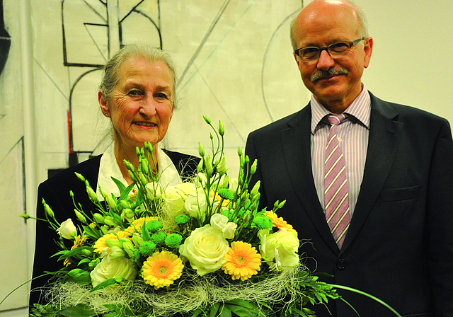 Laudator und Preisträgerin: Gemeindepräsident Urs Hintermann ehrte Françoise Zöldy-Pfister.  Foto: ZVG