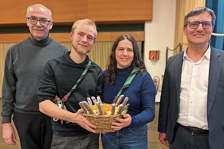 Pfadi St. Mauritius kriegt Anerkennungspreis: Benjamin Hasler (2. v. l.) und Andrea Schwaar vom Leitungsteam nahmen den Preis entgegen. Gemeindepräsident Daniel Urech (rechts) und Jurypräsident Roland Müller würdigten das Engagement. Foto: Bea As