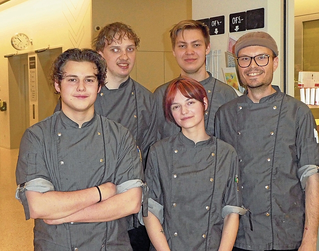 Sie dürfen stolz sein: (v. l. n. r.) Sebastian, Aion, Vlada, Daniil mit Co-Küchenchef Kevin Kaufmann. Fotos: Sabine Asprion Sie dürfen stolz sein: (v. l. n. r.) Sebastian, Aion, Vlada, Daniil mit Co-Küchenchef Kevin Kaufmann. Fotos: Sabine Asprion