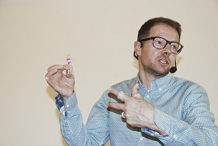 Hauptsache für ihn sind Humor und gesunder Menschenverstand: Autor und Kabarettist Bänz Friedli. Foto: Thomas Brunnschweiler