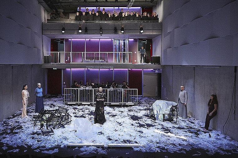 Das Ensemble gross in Szene gesetzt (v. l.): Meike Hartmann als Servilia, Silke Gäng als Annio, Nino Aurelio Gmünder als Tito, Solenn’ Lavanant Linke als Sesto, Daniel Reumiller als Publio und Maya Boog als Vitellia. Foto: ZVG