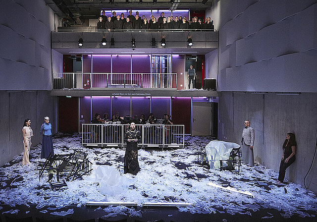 Das Ensemble gross in Szene gesetzt (v. l.): Meike Hartmann als Servilia, Silke Gäng als Annio, Nino Aurelio Gmünder als Tito, Solenn’ Lavanant Linke als Sesto, Daniel Reumiller als Publio und Maya Boog als Vitellia.  Foto: ZVG
