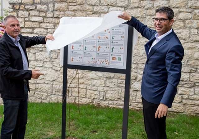 Enthüllung:Stefan Scherrer (l.) und Stadtrat Pascal Bolliger enthüllen die Tafel mit den Spielregeln. Foto: Martin Staub