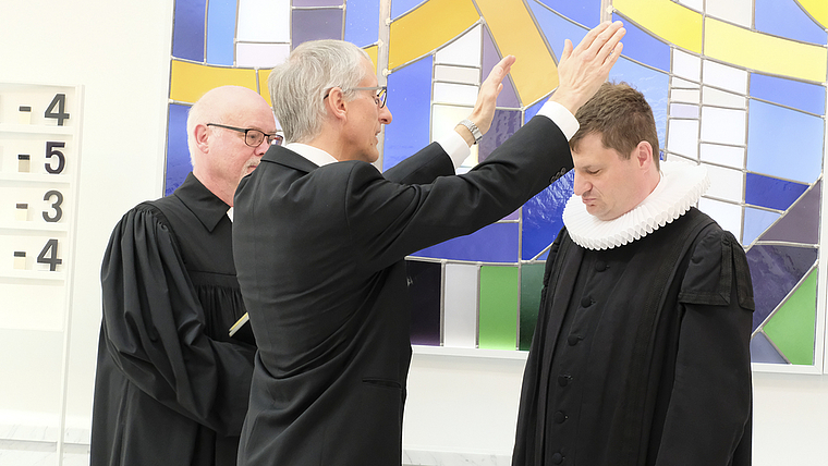 Segen bei der Amtseinsetzung: Ältester Horst Gieseler, Vizedekan Uwe Kaiser und Pfarrer Haiko Behrens (v. l.).