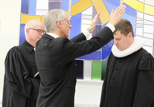 Segen bei der Amtseinsetzung: Ältester Horst Gieseler, Vizedekan Uwe Kaiser und Pfarrer Haiko Behrens (v. l.).