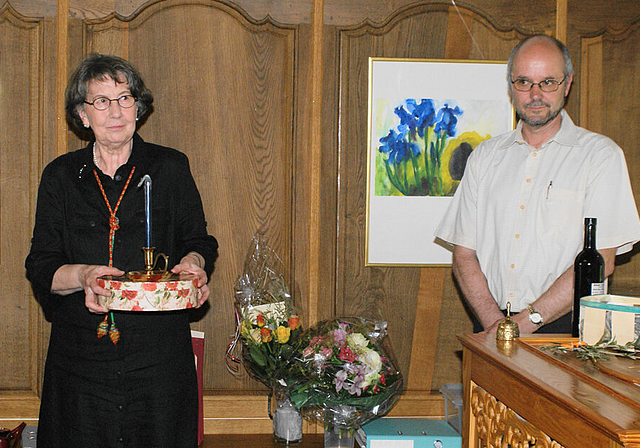 Laudatio: Gabriele Deparade und Roland Grütter lauschen den Worten zu ihrer Verabschiedung.  Foto: Roland Bürki